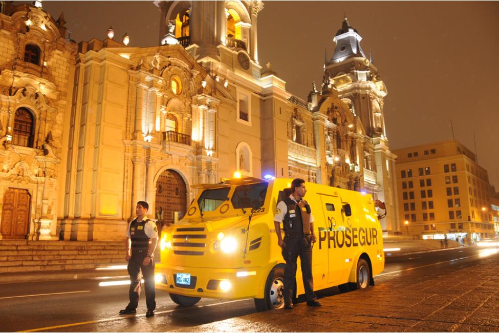 Pareja de vigilantes de seguridad custodiando furgón de Prosegur Pareja de vigilantes de seguridad custodiando furgón de Prosegur