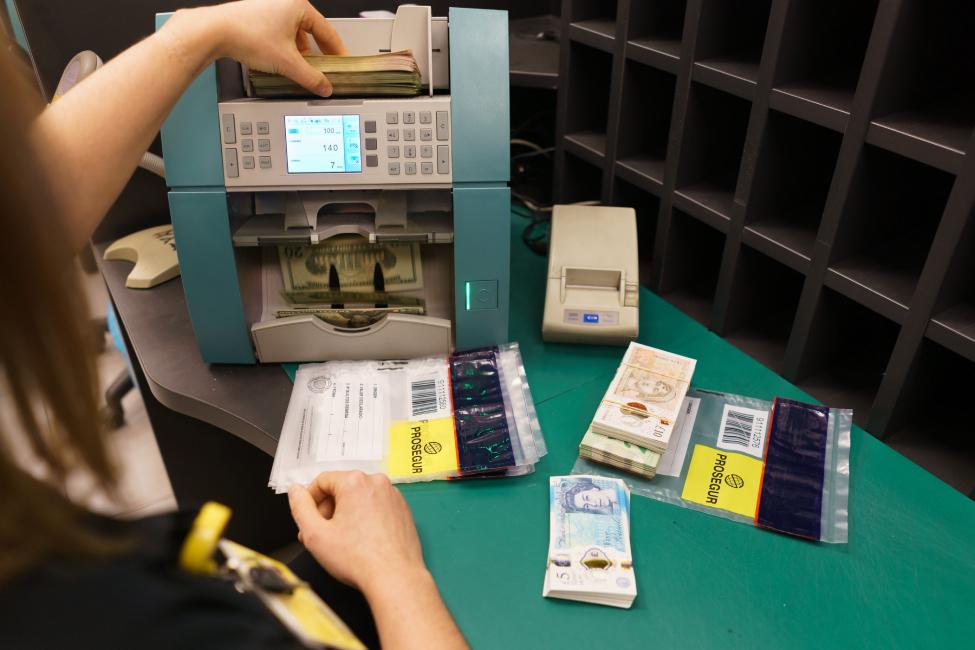 Mujer con contadora de billetes Mujer con contadora de billetes