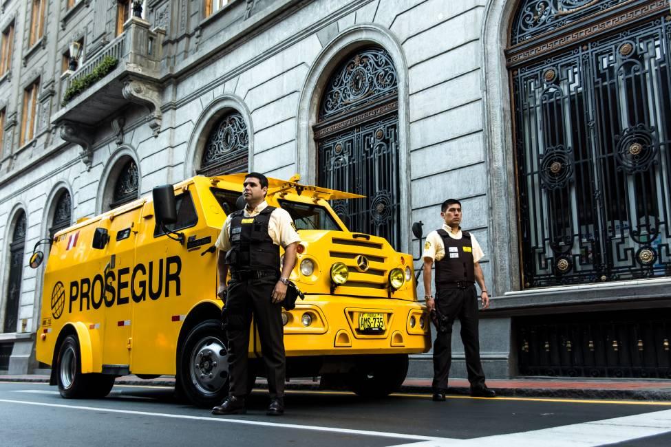 Pareja de vigilantes custodiando un furgón de Prosegur